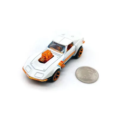 Машинка Hot Wheels Gas Monkey Corvette 68 бело-золотая (б/у)