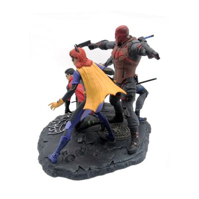 Диорама с фигурками четырех персонажей Gotham Knights (из коллекционного издания) в коробке
