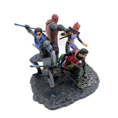 Диорама с фигурками четырех персонажей Gotham Knights (из коллекционного издания) в коробке