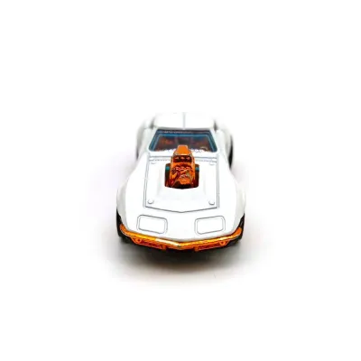 Машинка Hot Wheels Gas Monkey Corvette 68 бело-золотая (б/у)