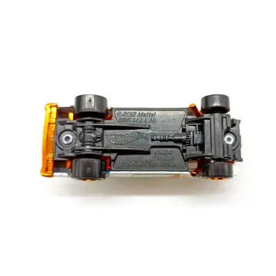 Машинка Hot Wheels XI634 бело-золотая (б/у)